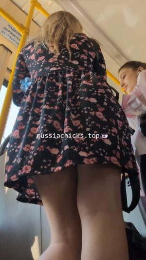 i shots nice chick in light dress