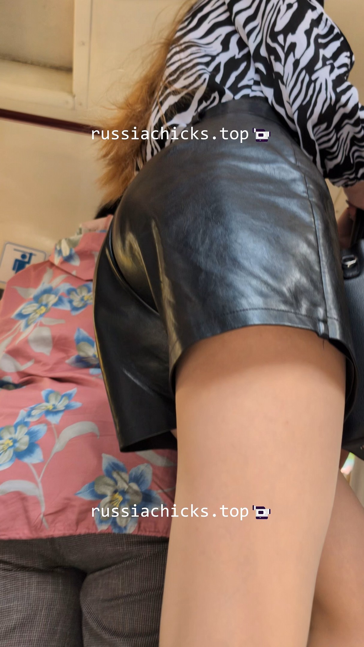 i shots amazing girl in leather shorts
