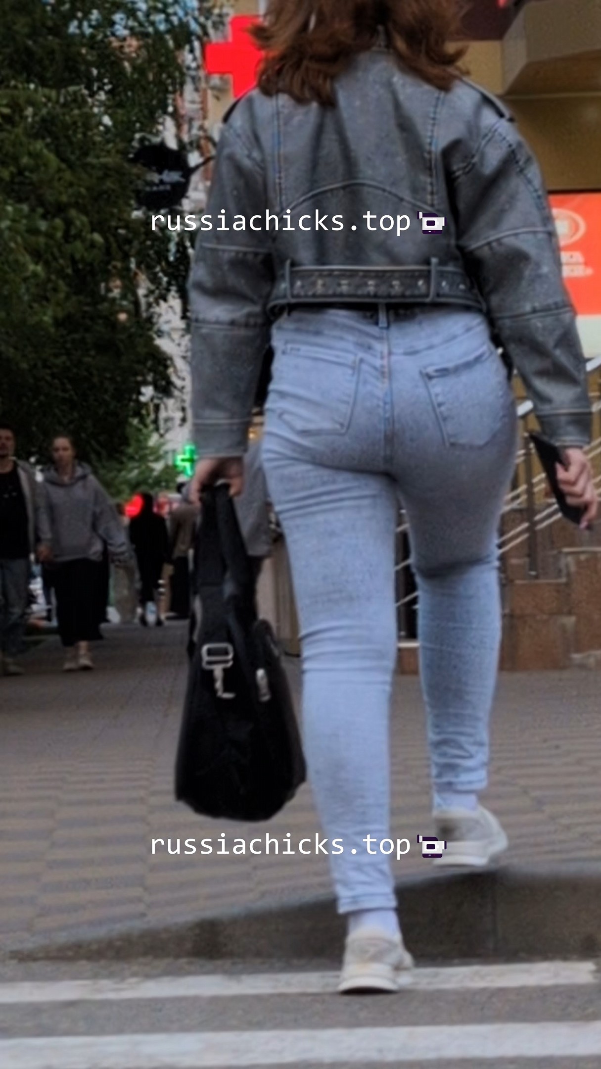 girl with nice ass in tight jeans