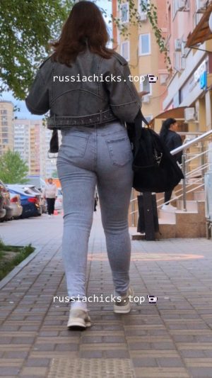 girl with nice ass in tight jeans