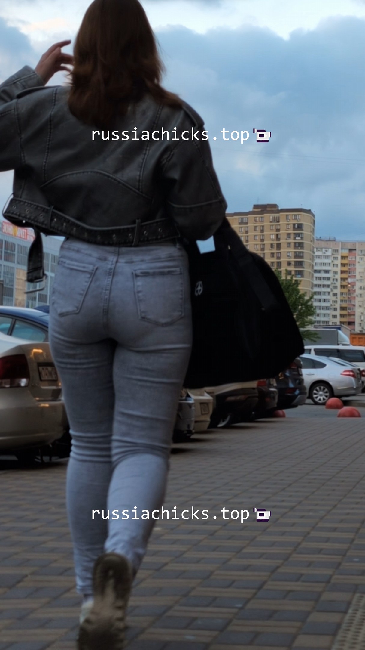 girl with nice ass in tight jeans