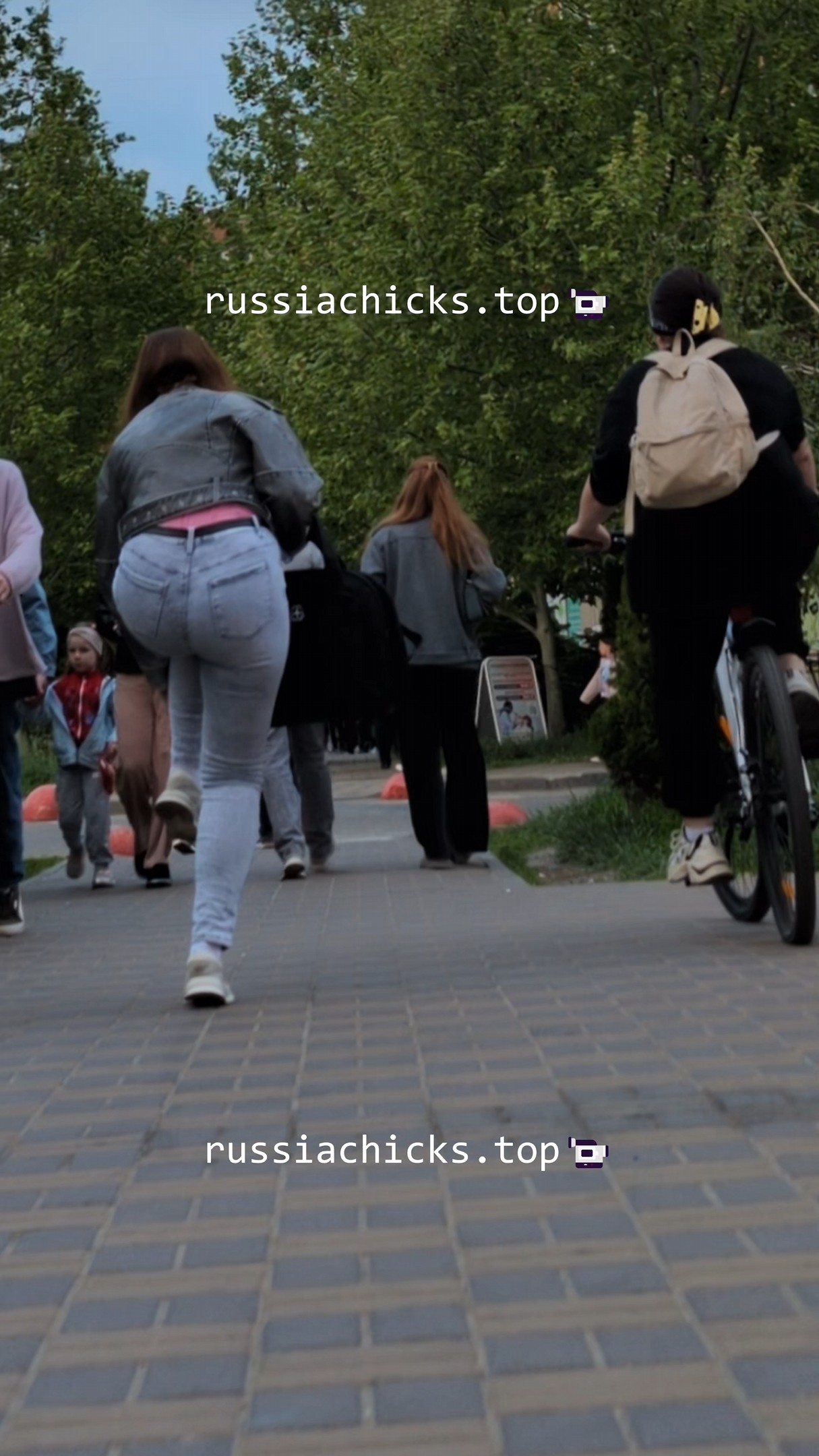 girl with nice ass in tight jeans