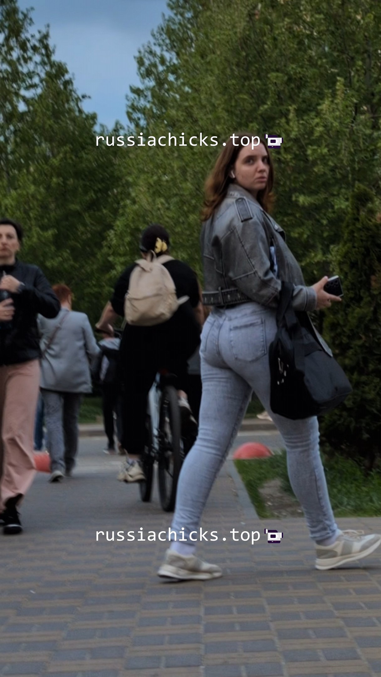 girl with nice ass in tight jeans