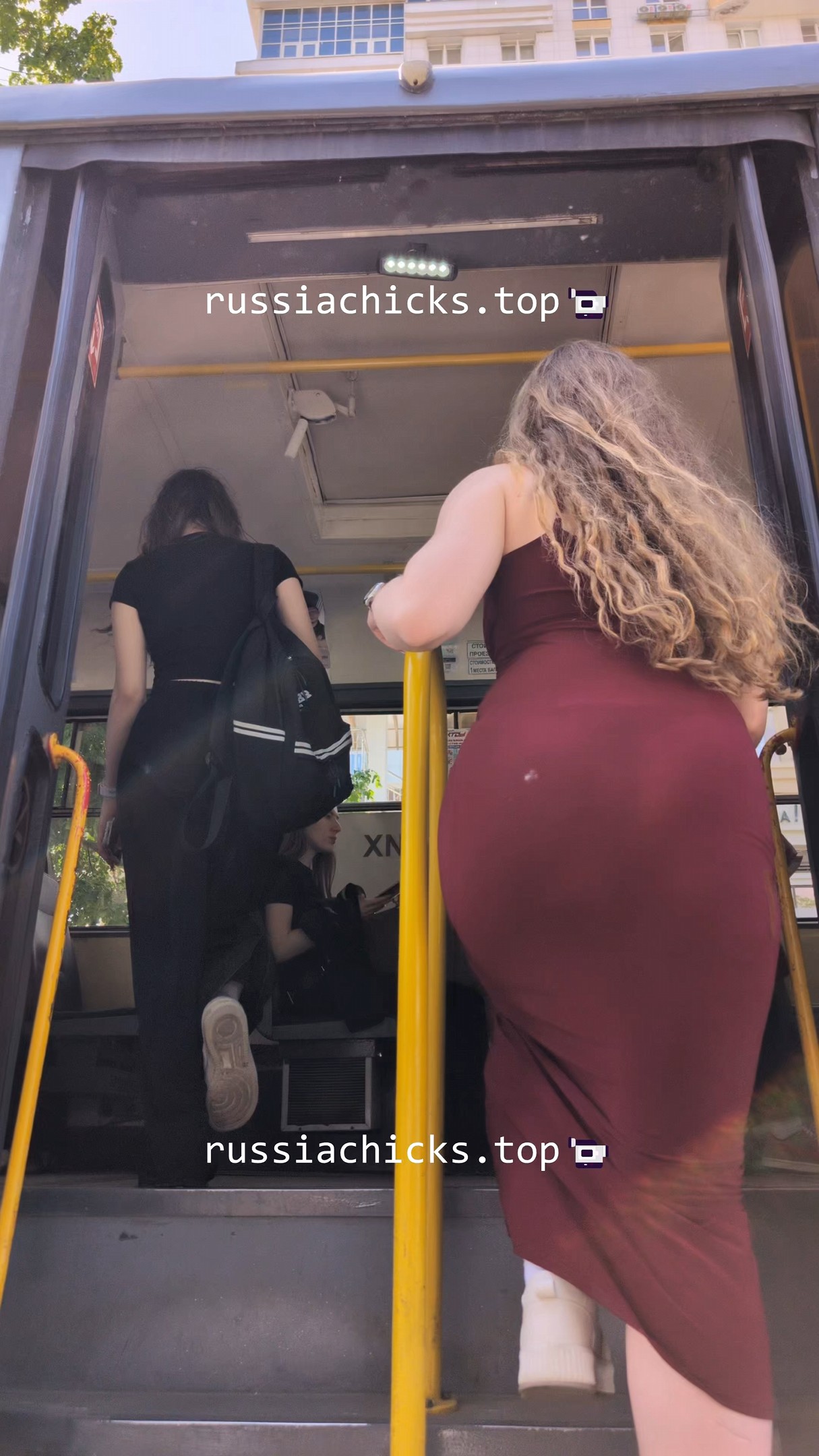 i shots butts 2 nice chicks on stop