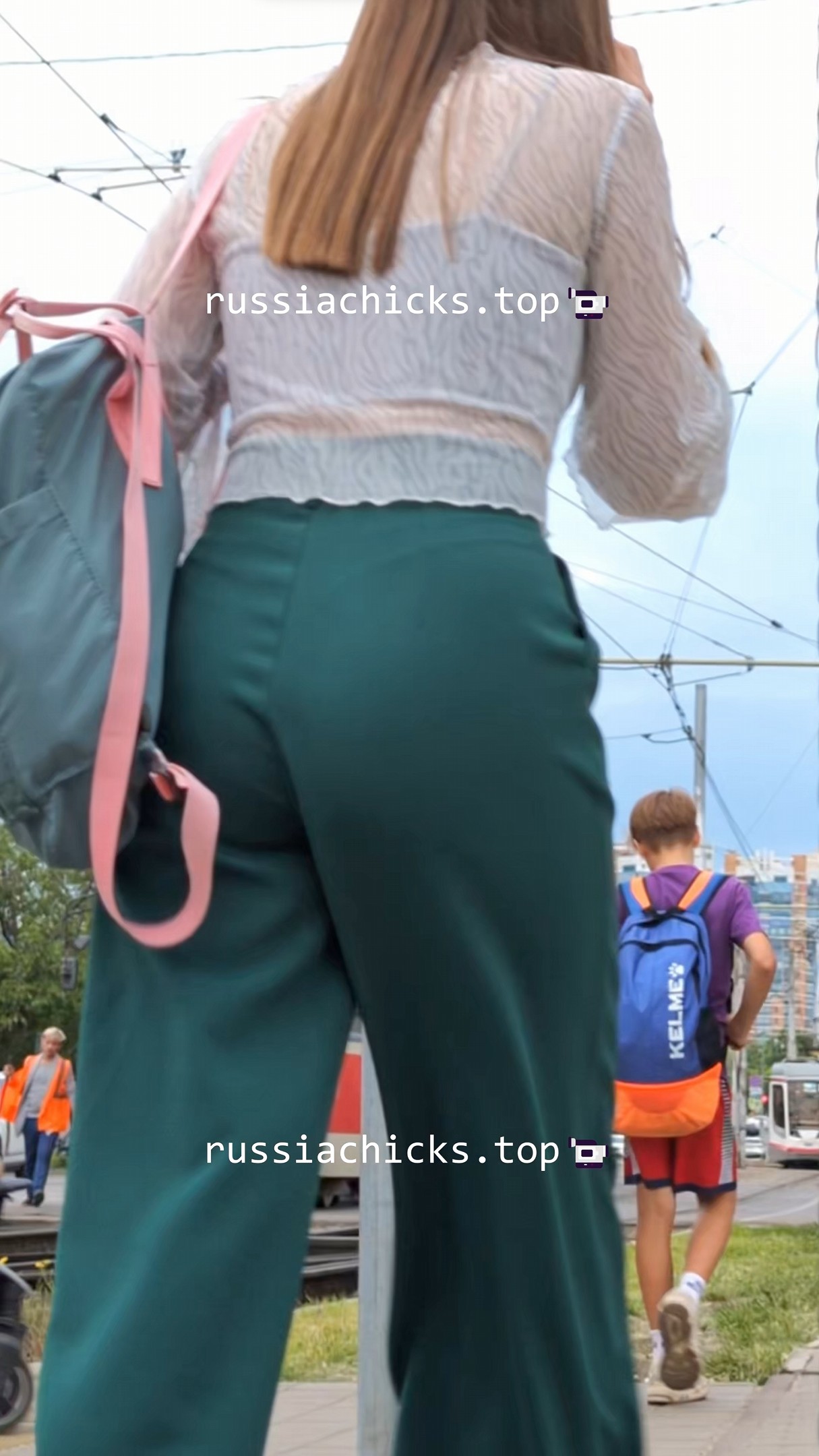 2 chicks on street and their butts