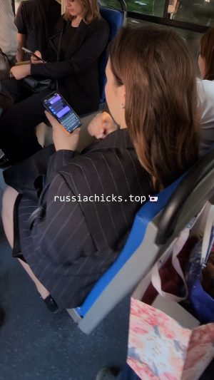i shots nice chick in skirt from tram