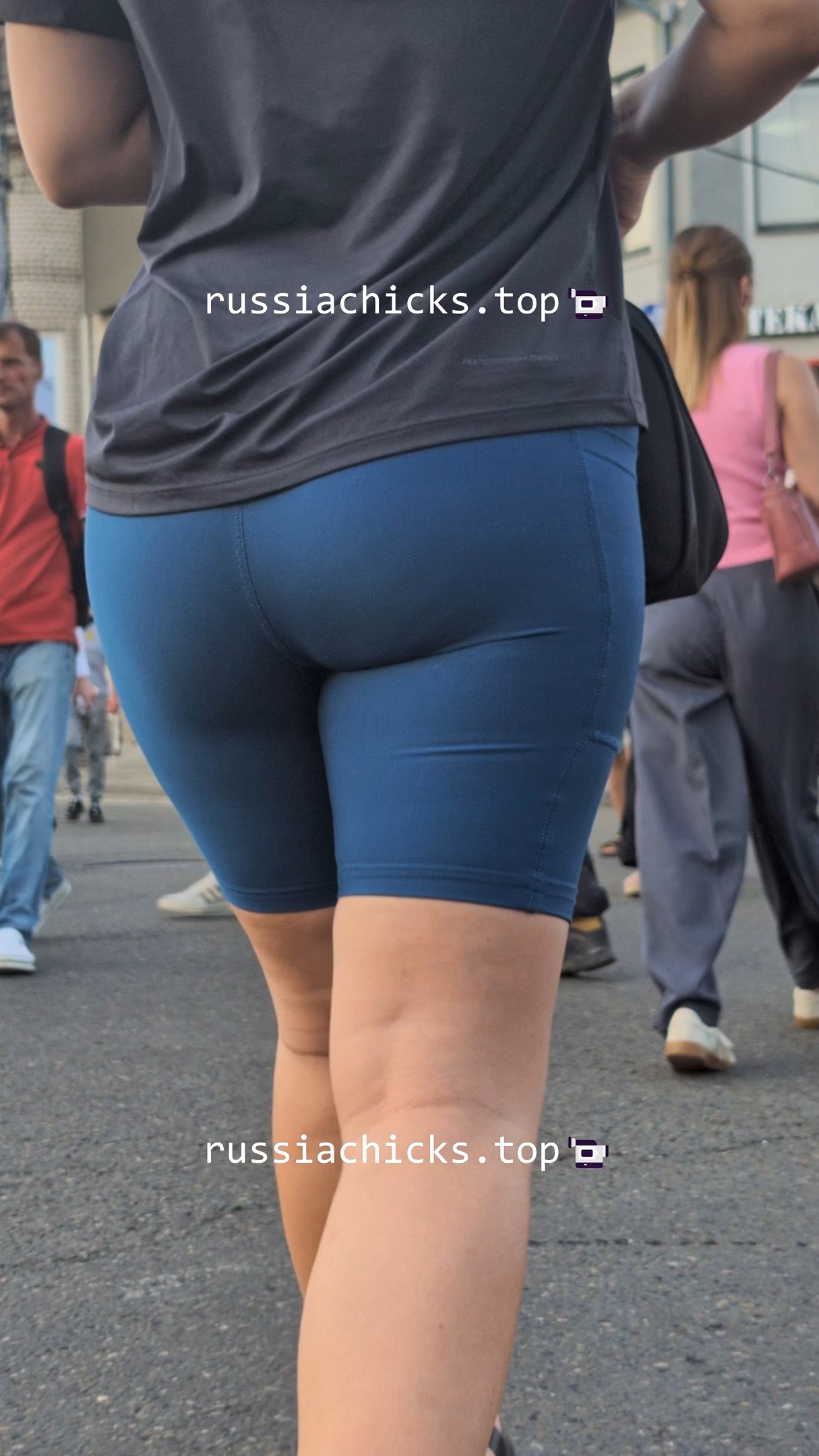 ass nice chick in tight shorts