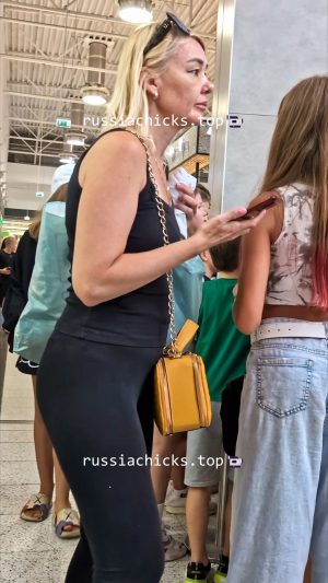 nice blonde woman in leggings 🤤